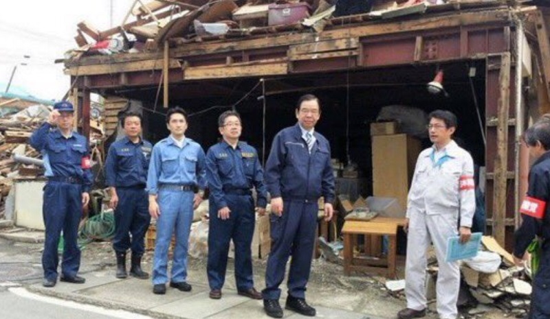 ・総理は現地に行け！という批判
→現地に行っても邪魔になるだけ（例：菅直人ほか多数）

・千羽鶴を折ろう！
→水にも食料にも金にもならない。邪魔になるだけです。

・ボランティアのために募金集めします！
→ただの便乗商売

・市長や担当者を呼んで情況を聞きました！（立民、社民、共産など）