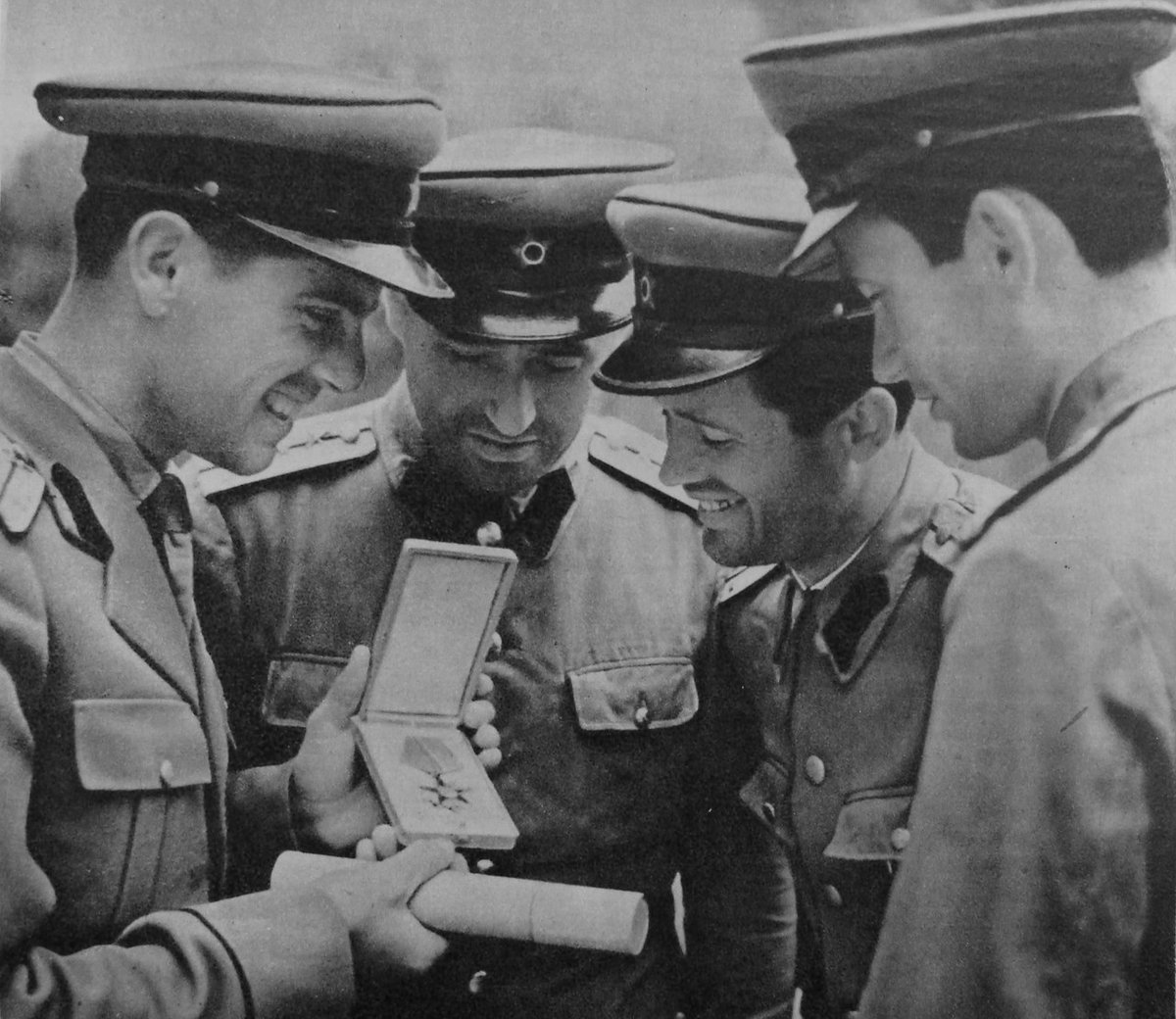 O8lI5's tweet photo. Romanian officer showing his newly awarded medal to his comrades https://t.co/JxOlivIG5a