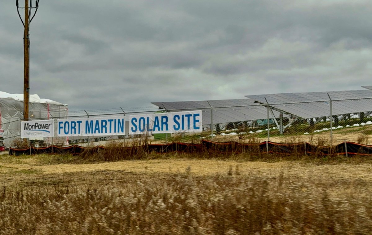 laurensiburkis's tweet image. What an awesome day in West Virginia! @MonPowerWV celebrated the completion of its Fort Martin Solar Site, made up of nearly 50,000 solar arrays across 80+ acres. Great job to @ReporterHannah for leading the effort on this special event for public officials &amp;amp; community partners.