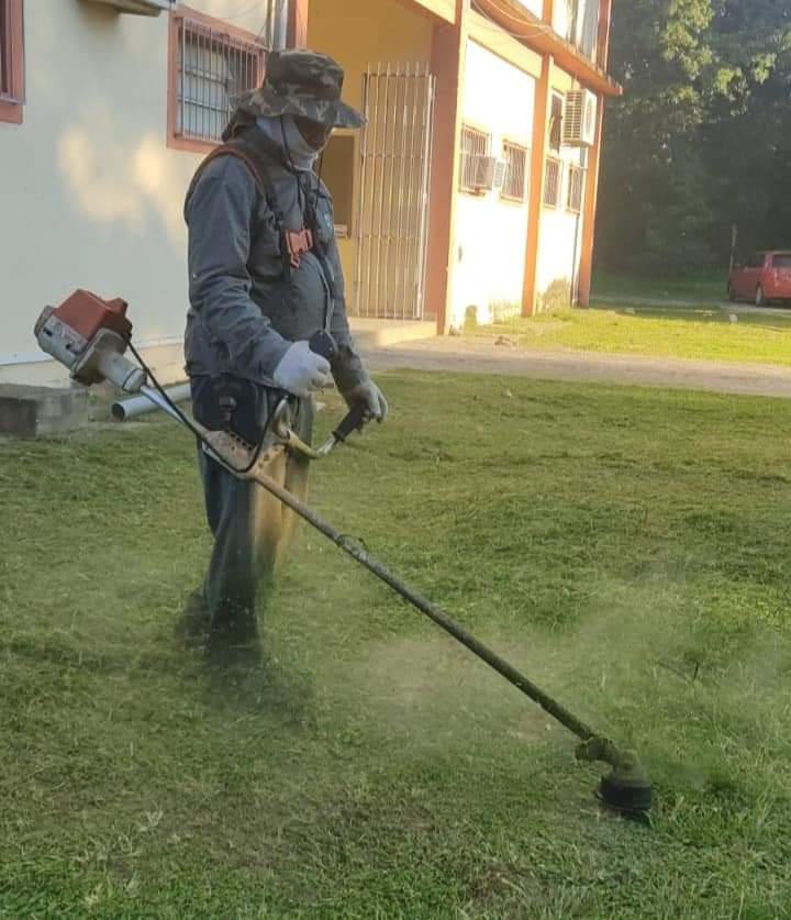 MuniPilarPy's tweet photo. #CiudadMásLimpia 👉 Intensificamos la limpieza de malezas en varios puntos de ciudad, entre ellos los barrios #VillaParque, #SanAntonio y el predio del Hospital Regional de Pilar👷🧹 https://t.co/e1blhSCymJ