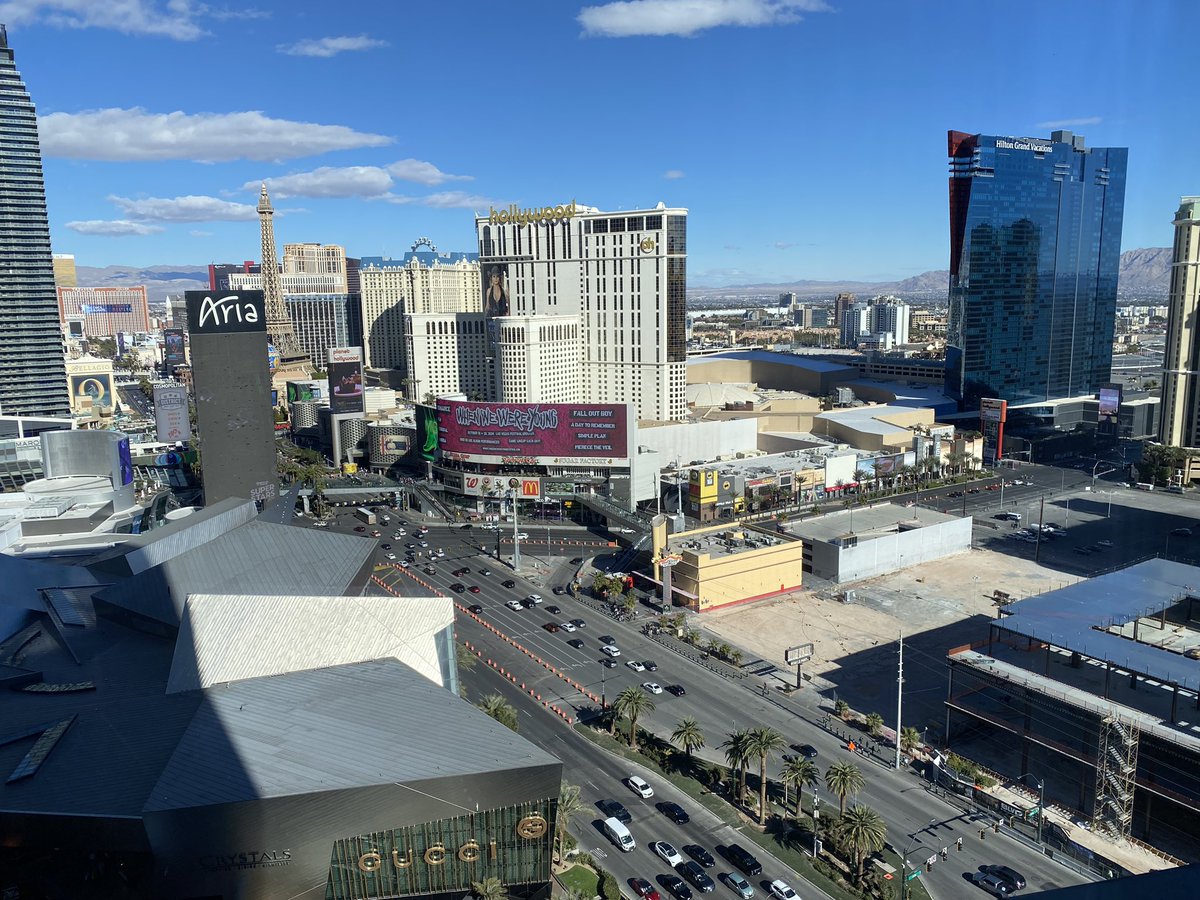 paul_with_it's tweet image. Beautiful day in Las Vegas. Gorgeous view from Waldorf Astoria