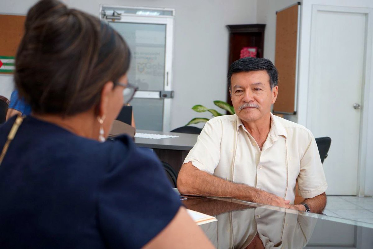 DHumanoEc's tweet photo. 📍#Manabí | La ministra @zaida_rovira
recibió a Gustavo Aguilar García, gobernador de @GoberManabi, con quien dialogó sobre el trabajo que realiza el #MIES y la ejecución del plan nacional social e inclusivo que ejecuta #ElNuevoEcuador en la provincia. https://t.co/Y8PQE2OWh3