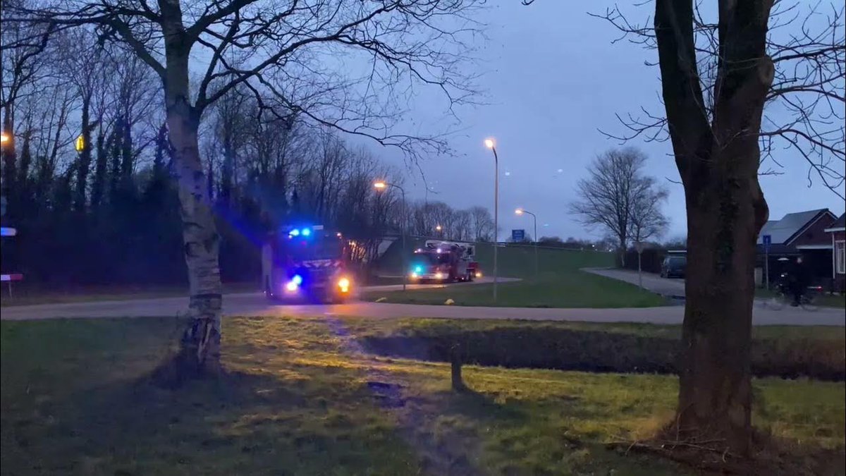marcelklip's tweet photo. Prio 1 | Brandweer Hoogezand (01-2133 en 01-2150) arriveert bij schoorsteenbrand in Kolham https://t.co/Wqw03GdDpZ https://t.co/zMCtGZJYDs