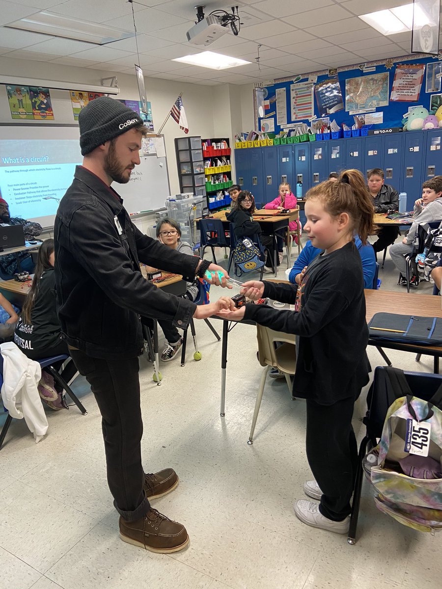 CebrunTabitha's tweet photo. @EthridgeES 4th grade starting things off with an engaging review of circuits! #coserve #communitypartnerships #LISDscience https://t.co/r9I8qNshlH