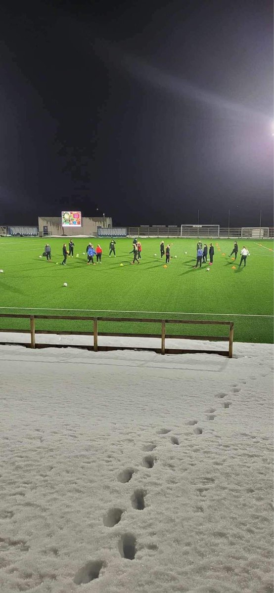 Dalvík/Reynir Kvenna hefur formlega hafið æfingar! Fyrsta skipti í um 30 ár sem mfl kvenna er á Dalvík. Heiður að vera treyst fyrir því að leiða skútuna ⚪️🔵 Uppbygging aðstöðu á Dalvík er að skila sér
