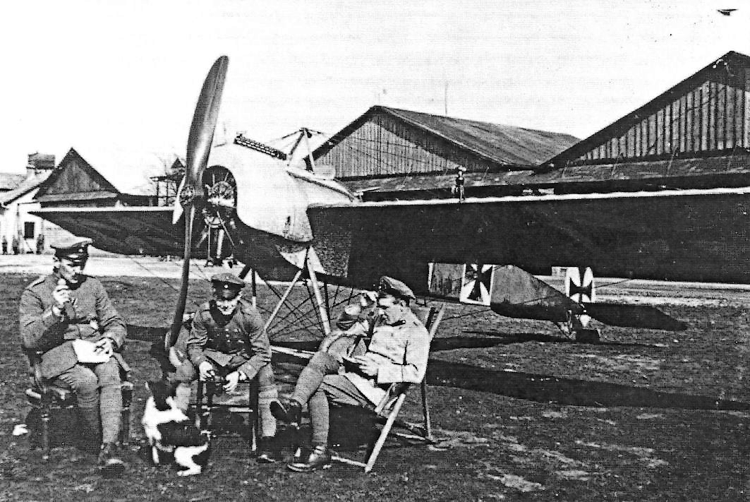 Weingartner,  Udet, and Lt. Otto Pfalzer of KEK Habsheim lounge in the sunshine with  what appears to be E.III 405/15. (Peter M. Grosz collection/STDB)