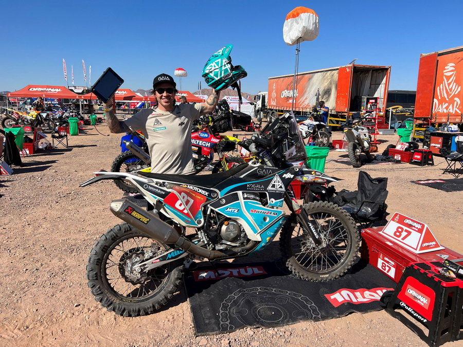Moto_cz's tweet photo. Podmol je zpět na Dakaru: ztloustl, posílil a těší se na duny! 😍 🏍
https://t.co/o10h2EVvtK
#motocz #motocykly #dakar #liborpodmol https://t.co/g3NQr59bD0