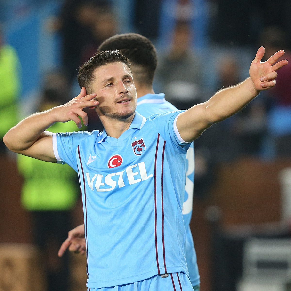 Teknik direktörlüğünü Erol Bulut'un yaptığı Championship takımlarından Cardiff City, Trabzonspor'dan Enis Bardhi'yi istedi.
#EnisBardhi #CardiffCity #Trabzonspor