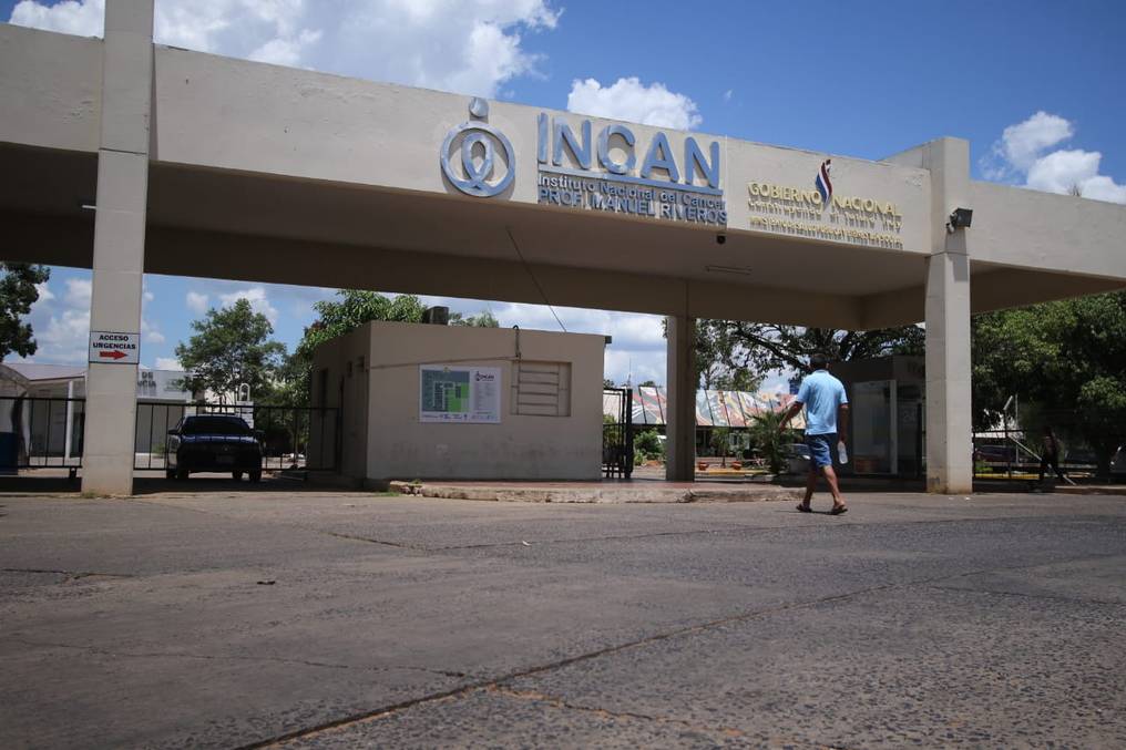 elnacionalpy's tweet photo. PARAGUAY QUE DUELE | 🇵🇾💔

🔹Debido a que hay un solo tomógrafo en el INCAN, los enfermos con cáncer recibieron la noticia de que quedan "SUSPENDIDOS" todos los agendamientos debido a que está descompuesto. Piden "comprensión y solidaridad" a los pacientes. 

🔹Mientras tanto, miles de millones de guaraníes se gastan al año en cargos que son absolutamente innecesarios.

#ElNacional