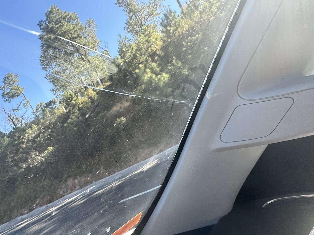 AnayaCarlos's tweet photo. @CAPUFE @GobiernoMX no se vale el nivel de irresponsabilidad, no se supone que estamos pagando un seguro en las autopistas?, ahora resulta que tenemos que perseguir, atrapar y llevarles al responsable para que su ajustador pueda aplicar el seguro… #reirparanollorar https://t.co/fsJib0w87L