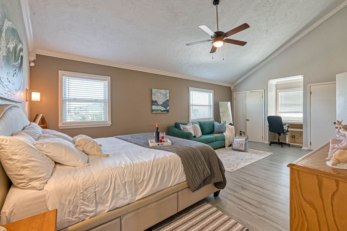 Buzz_Rentals's tweet photo. Discover waterfront bliss at Anchor 'N Play! 🌊 Ideal for fishing 🎣, kayaking, and coastal living. Just 0.7 miles to Sea Isle Beach, with restaurants and marina nearby. Perfect for large groups, close to Galveston's attractions. Hassle-free travel with major airports nearby. https://t.co/KodChKksGb