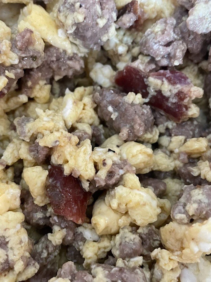 Doing another lunch of eggs, beef and some crumbled bacon! I am definitely loving this meal at the moment. I love having no bloat afterwards!! #bbbe #lowcatb #lowcarbliz #meat #Carnivore #carnivorediet #eliminationdiet