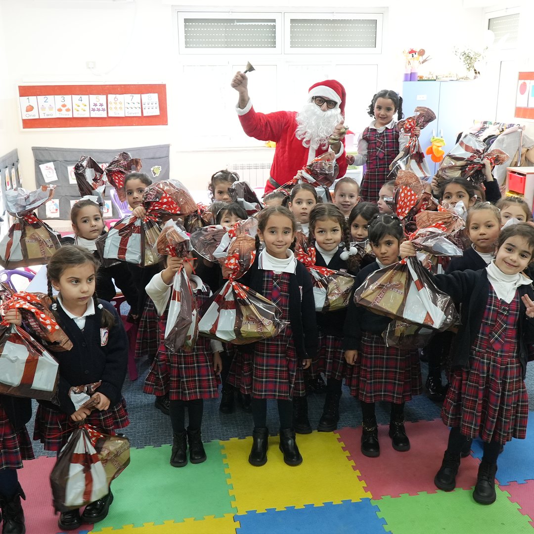 Gracias a tu contribución, logramos devolverle momentos de alegría a varios niños en Belén, Beit Jala y Beit Sahour 🎁. Les compartimos imágenes de la entrega de juguetes en 4 colegios distintos.

¡Continuemos trabajando por todos los niños y niñas en Palestina! ❣️🎅