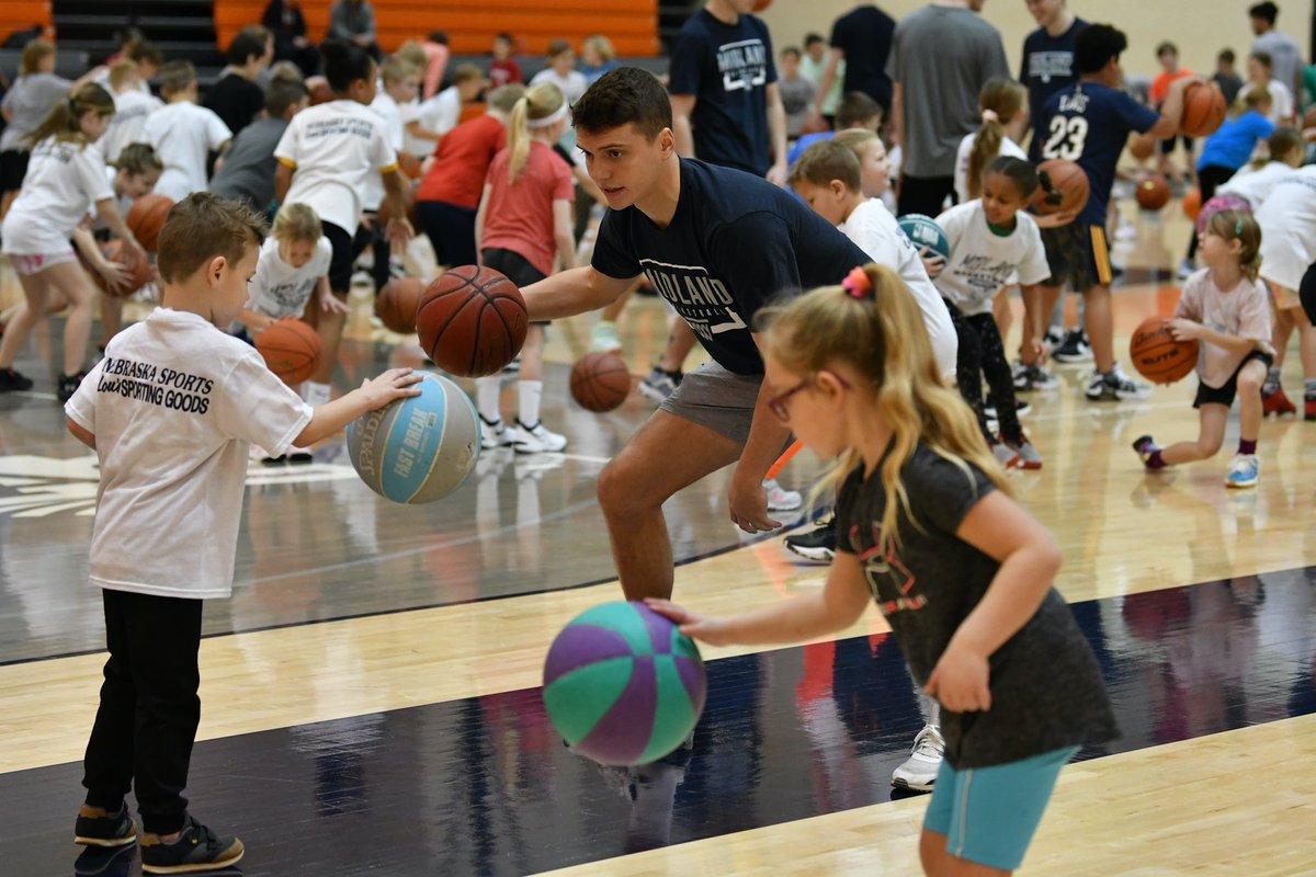 Had a great time yesterday with our youth clinic! Great to give back to the community! #WinTheDay 🟠🔵