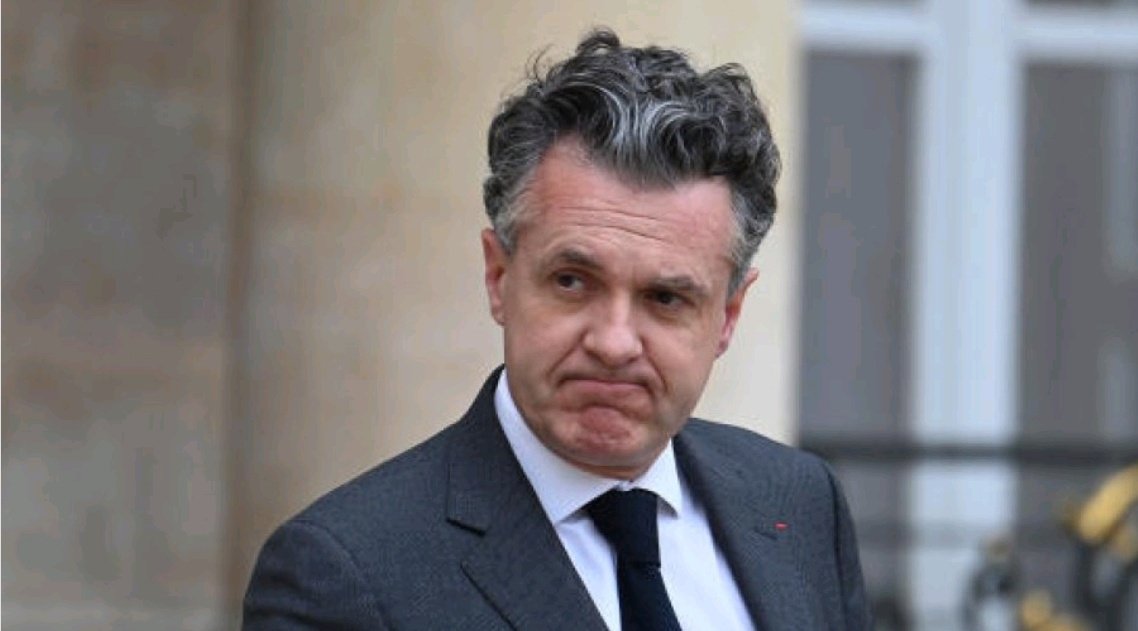 _samedi_'s tweet image. Christophe Déchu qui sera probablement nommé premier ministre vous souhaite une bonne année 🙏