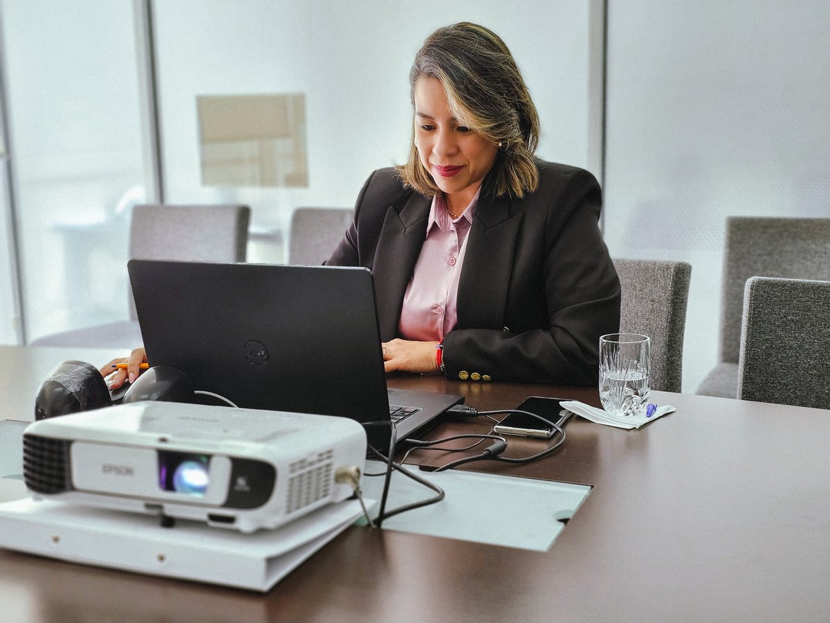 Acess_Ec's tweet photo. El trabajo en territorio es fundamental👩‍⚕️👨‍⚕️ 🔍.

✅Paola Aguirre, directora ejecutiva de la #Acess, se reunió de forma virtual 💻 con delegados provinciales y directores zonales de la Agencia, para establecer estrategias que promuevan la calidad en salud en #ElNuevoEcuador . https://t.co/5ZyEI2YvLu