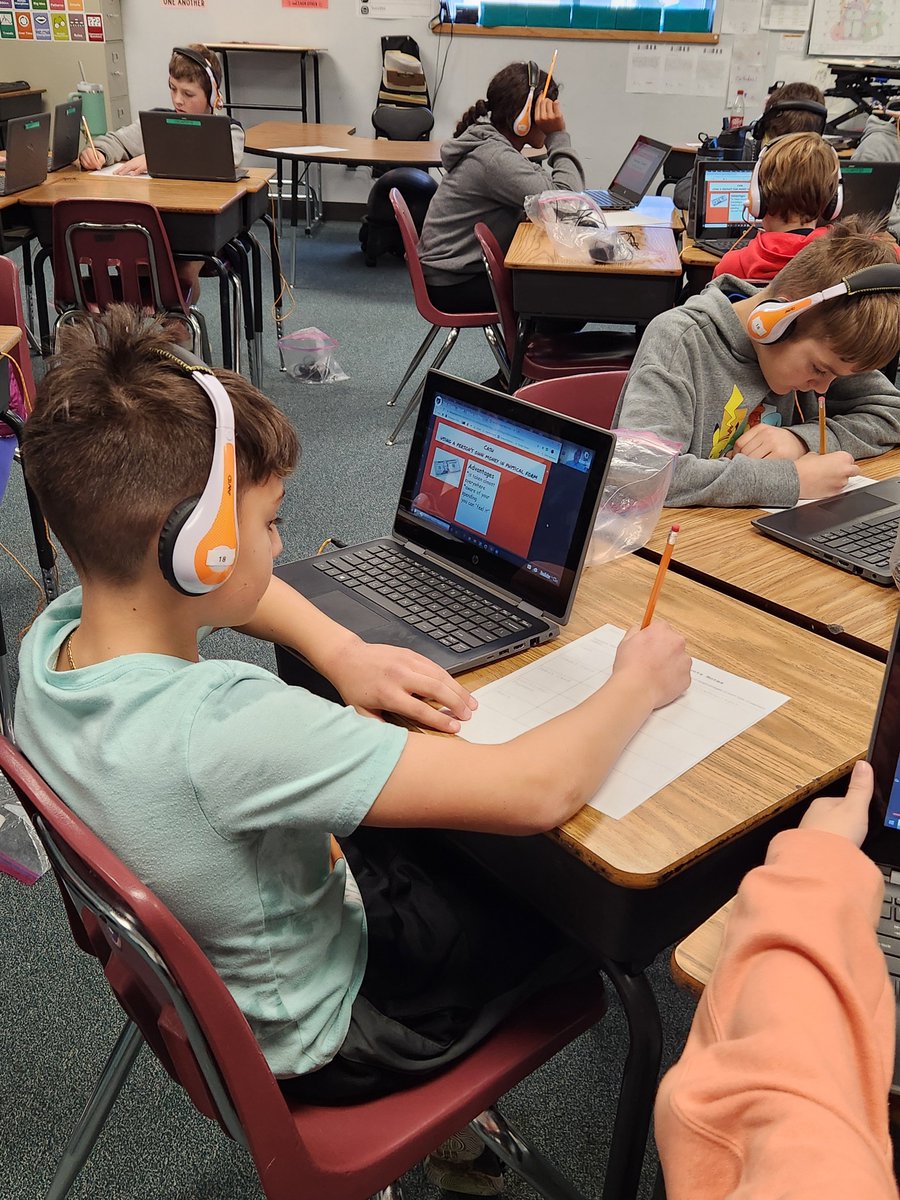 digitalatCG's tweet photo. Flipped instruction in 5th grade math! @cg_cats #ChooseGreatness #SuccessCSISD https://t.co/PKqzdWfyd9