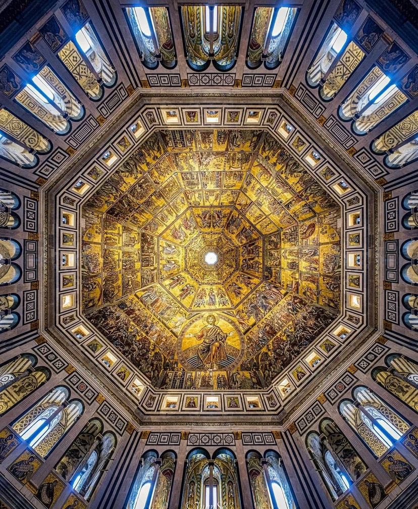 Battistero di San Giovanni, Florencia. Tiene un magnífico techo de mosaico compuesto por teselas policromadas obra de varios autores. Las obras se iniciaron en el 1225, según la fecha inscrita en el ábside del Baptisterio.

(Foto©️juans83)