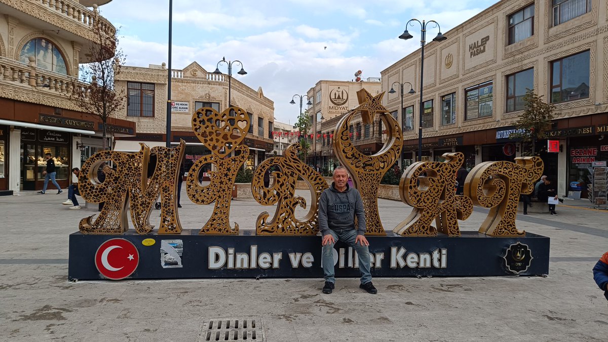 Allah şöyle buyuruyor:

"Sizin için ŞER görünende HAYIR,
HAYIR görünende ŞER vardır.
Allah bilir, siz bilmezsiniz." BAKARA/216

Cumamız mübarek olsun kıymetli dostlarım...