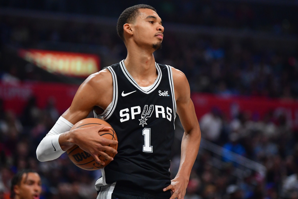 Victor Wembanyama tonight:

27 PTS 
9 REB
5 BLK
1 AST
1 STL
55.6 FG%   (10/18)
26 MINS

Always shows up against the best