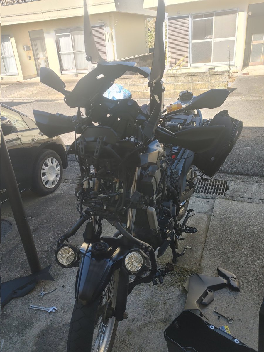 Zj86Z6imk47UtfS's tweet image. #VERSYS

ヘッドライトが切れたので交換の為にバラバラにされる愛車。いやぉ、手間かかるでぇ