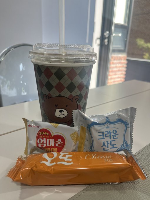 새벽 3시에 제안서 파이널 만들고 들어와서
딸기우유에 고구마 반쪽 먹고
씻고 누우니, 4시.