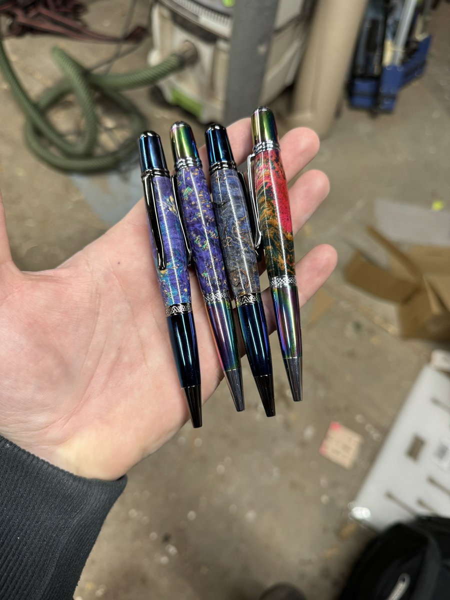 Couple pens I made for an order this week Always think those slim click pens on the left are stellar 🤘🏻