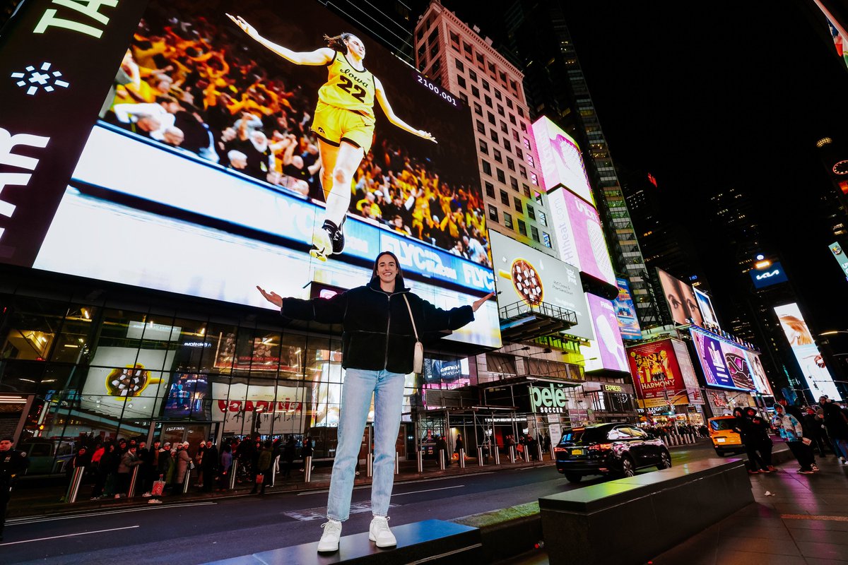 IowaWBB's tweet photo. Big City. 
Bright Lights. 
Big Dreams. 

@CaitlinClark22 x #Hawkeyes https://t.co/C24fWSsqyL