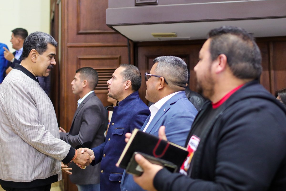 NicolasMaduro's tweet photo. Dando un buen inicio al año 2024, me reuní con los diputados y diputadas del Bloque de la Patria de la soberana Asamblea Nacional de Venezuela, hicimos un recuento de estos años en el Poder Legislativo con miras hacia la planificación, el balance y el establecimiento de las rutas estratégicas de este nuevo año legislativo.
