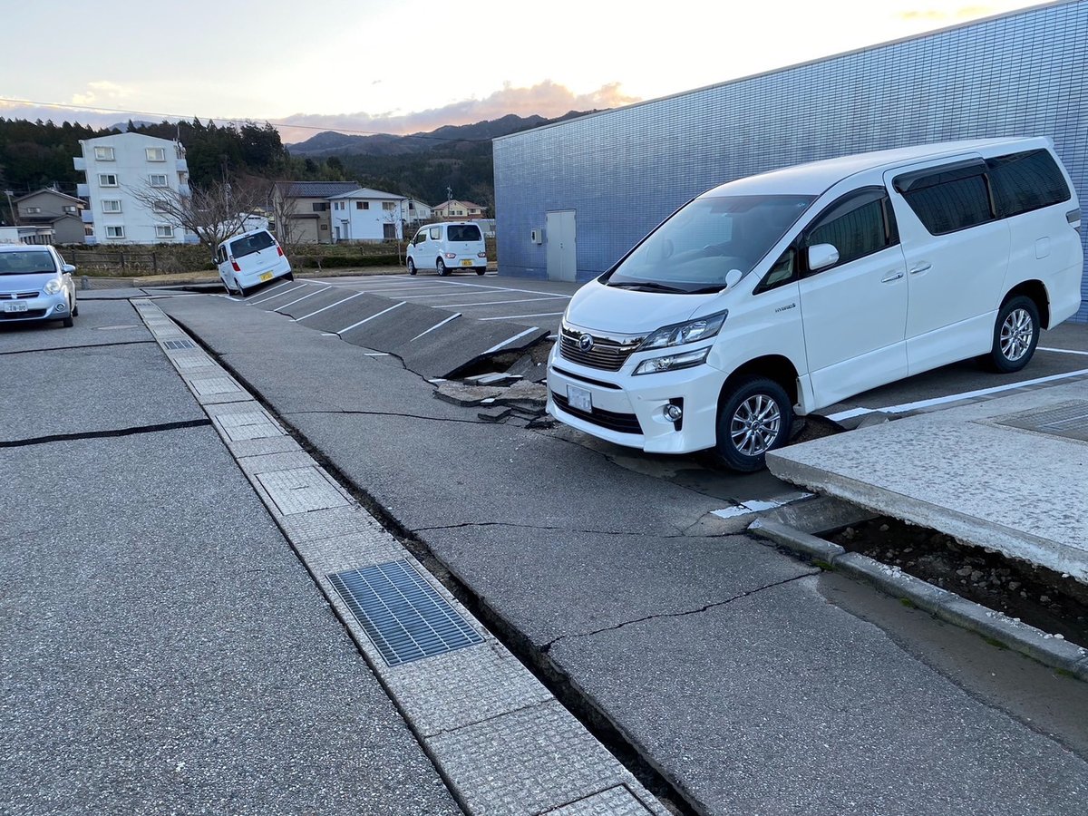 kimitsu_city's tweet photo. 【トイレトレーラーが石川県輪島市に到着しました】

君津市から出動したトイレトレーラーは、昨日21時40分頃、石川県輪島市の市立輪島病院に到着しました！

トイレは、同���に4人まで使用でき、タンクがいっぱいになるまで1200～1500回程度使用できます。

#能登半島地震 #災害派遣 https://t.co/JglL48P7Dh