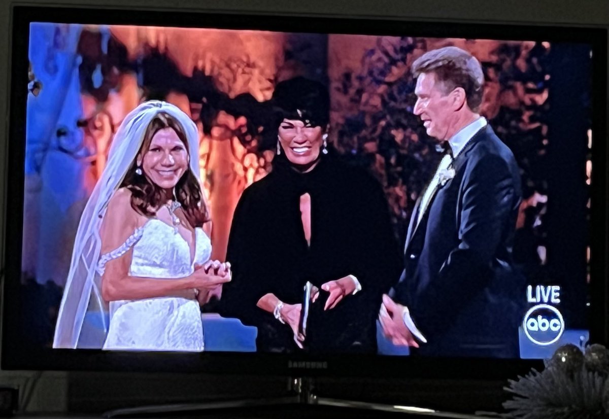 scde_de's tweet photo. “For those of you who don’t know me… I just don’t know why.” Susan, you absolute legend #TheGoldenBachelor #GoldenWedding https://t.co/DIc9rOmBR9
