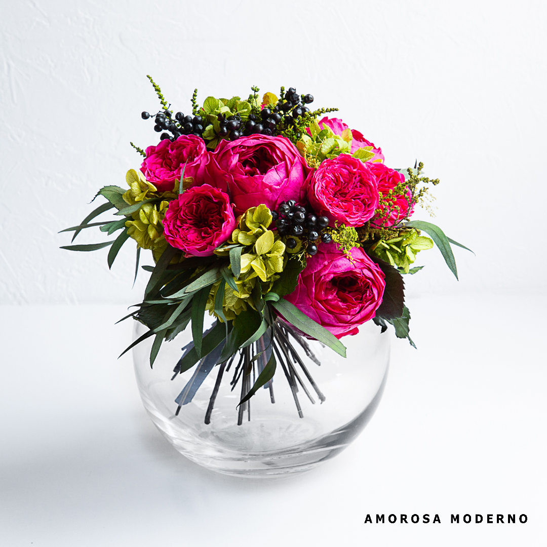 amorosa_japan's tweet photo. ガラス製の花びんつきの花束「イヴ」  

ラッピングそのまま飾っても、ラッピングをはずしても。 
オプションのフレグランスオイルを使用すると、リアルなローズの香りをプラスできます。

https://t.co/AifZQ5RV5n 

#AMOROSAMODERNO #アモローサモデルノ #プリザ #プリザーブドローズ #プリザーブドフラワー #枯れないバラ #枯れないローズ