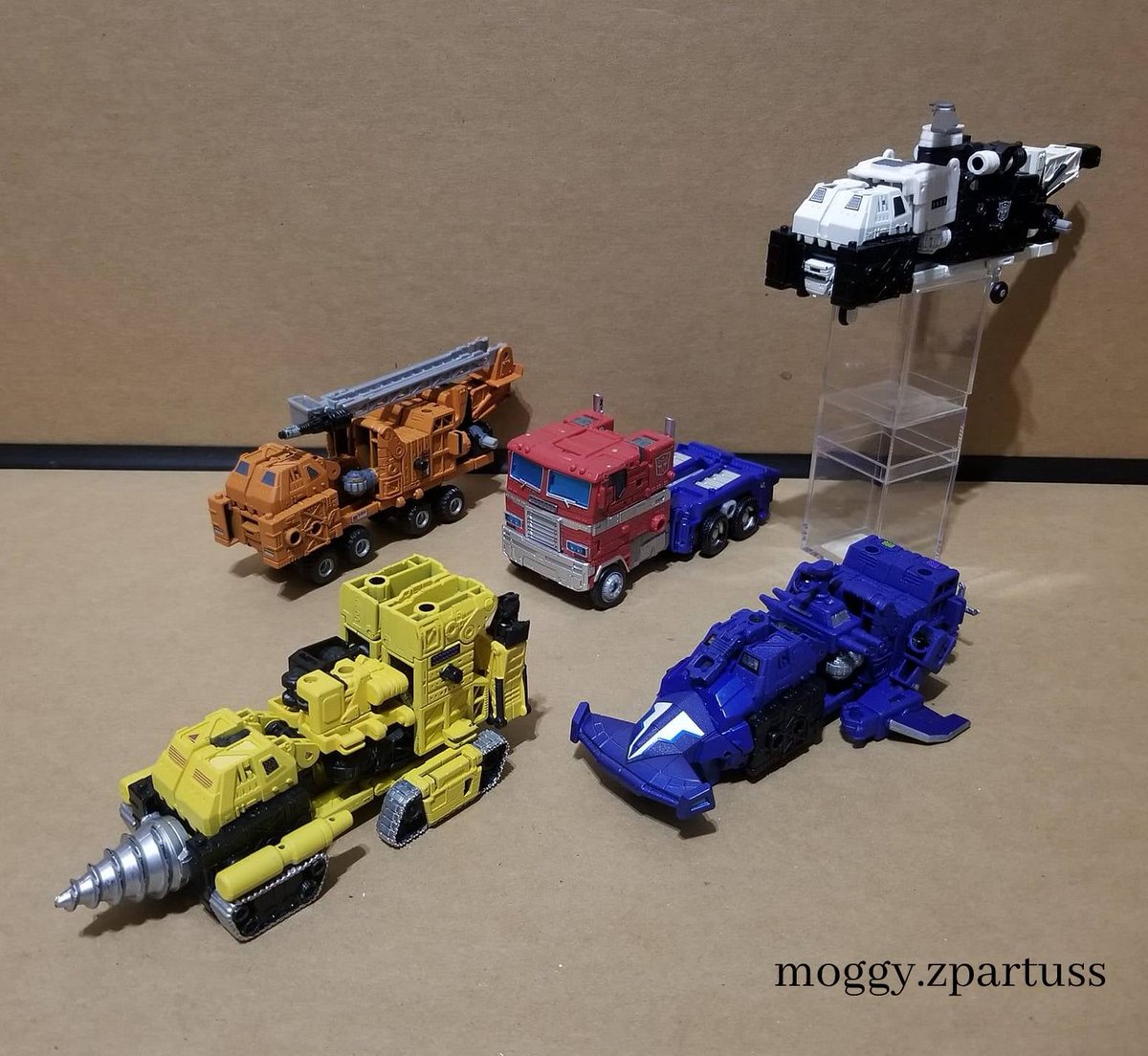 MoggyZpartuss's tweet photo. Throwback Thursday..Optimus Super Mode, (Transformers: ENERGON) #fire1 #copter2 #digger3 #submarine4 #drones #primeforce #energon #transformers #customtoys #toycustoms #toycustomizer https://t.co/xmlWVqhLiB