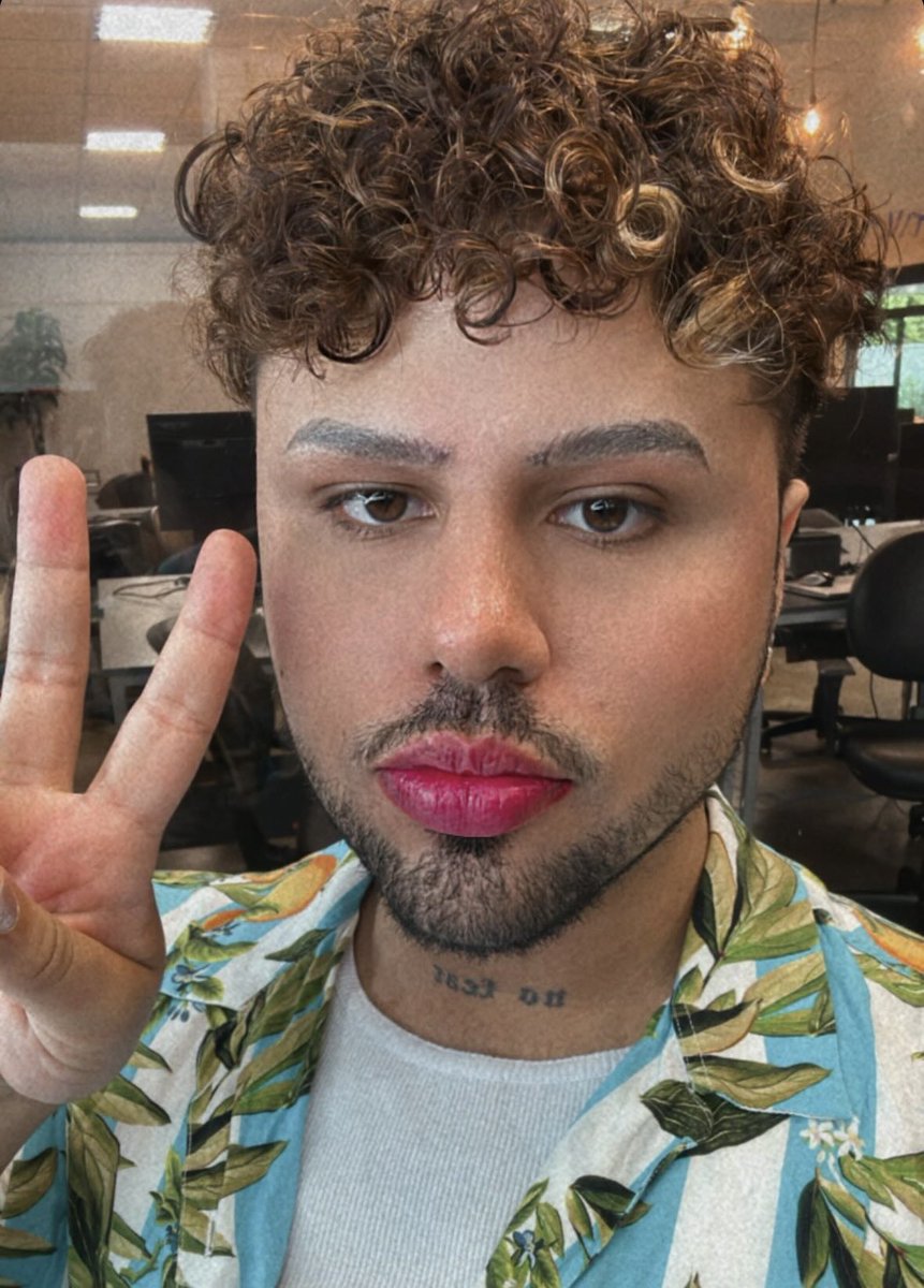 eukatalana's tweet photo. FULL DRAG // OUT OF DRAG https://t.co/dB3ENvPFID