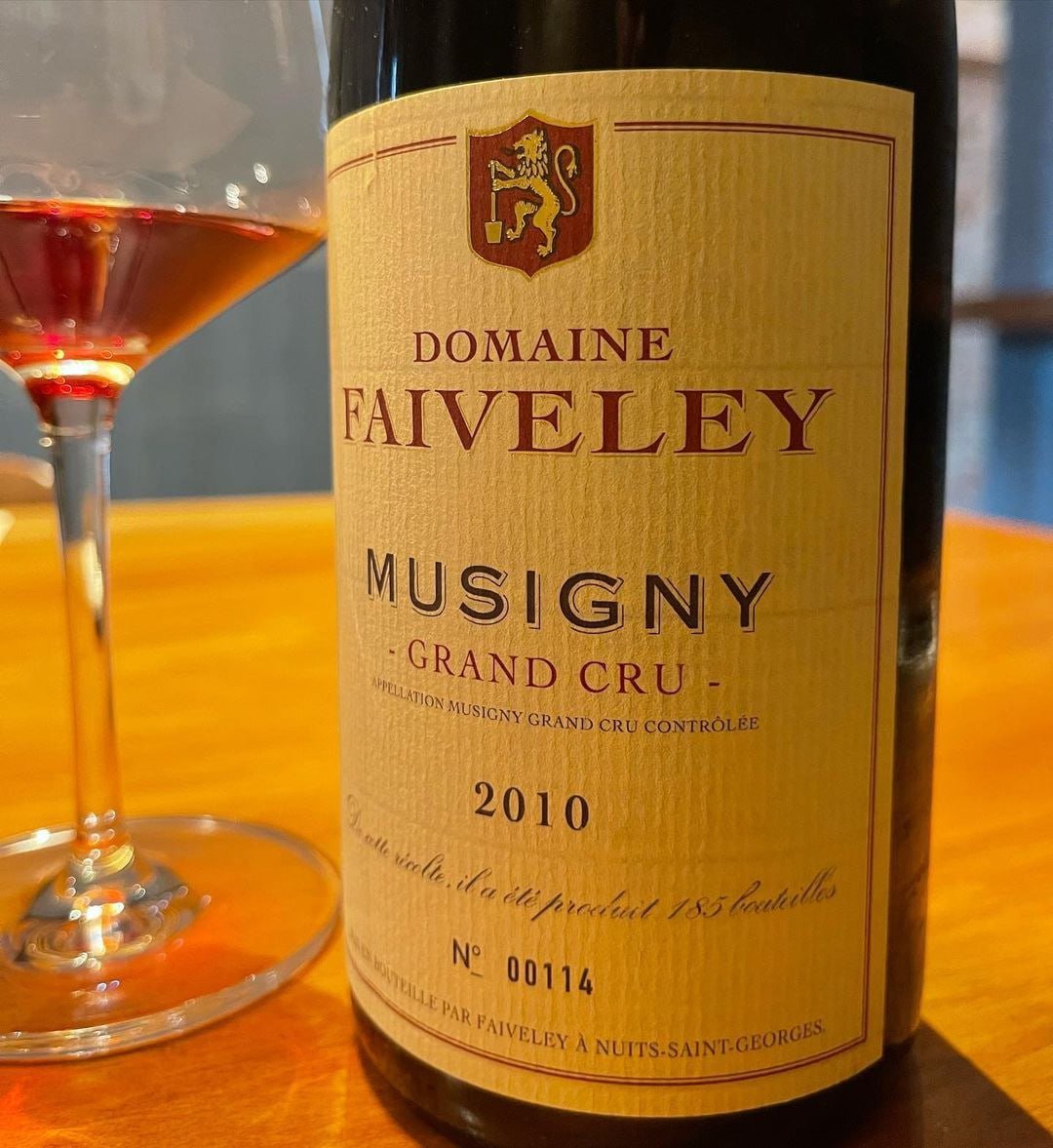 Faiveley Musigny 2010, a small batch of 185 bottles, youthful expression of cranberry, pomegranate and violet; wonderful structural balance, any of your small wineries taste great?
#wine 
#winetasting
#ThursdayNightFootball 
#NightHasComeEp9