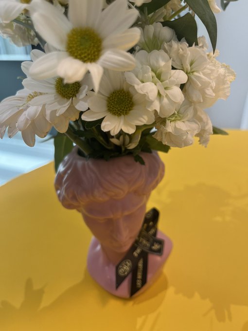 눈앞에 마주한 상대와 어떻게 마음을 나눠야 할지 몰라 서둘러 잔을 부딪치는가 하면, 혼자 있을 때 고삐가 풀어진 마음을 어찌할 줄 몰라 뭇…