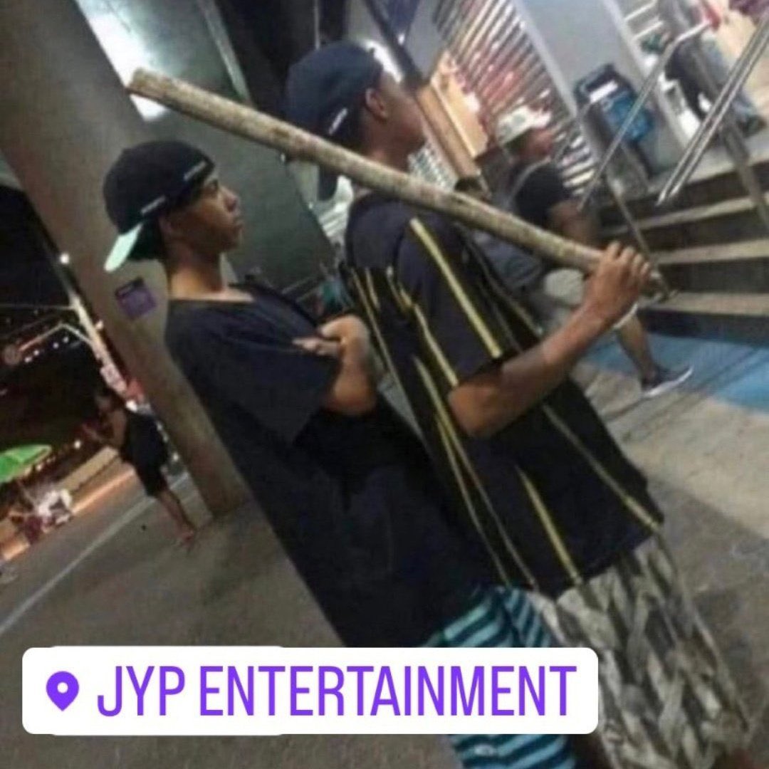 blossomcjs's tweet photo. YO Y MI REAL ESPERANDO AFUERA PARA Q JYPE SE DIGNE A HACER ALGUNA HUEÁ CONTRA LA CLINICA DE MIERDA Y EL AWEONAO Q COMPARTIÓ LA FOTO

  #JYP_PROTECT_CHANGBIN
 #JYP_PROTECT_SEUNGMIN https://t.co/sSEqDodz9N