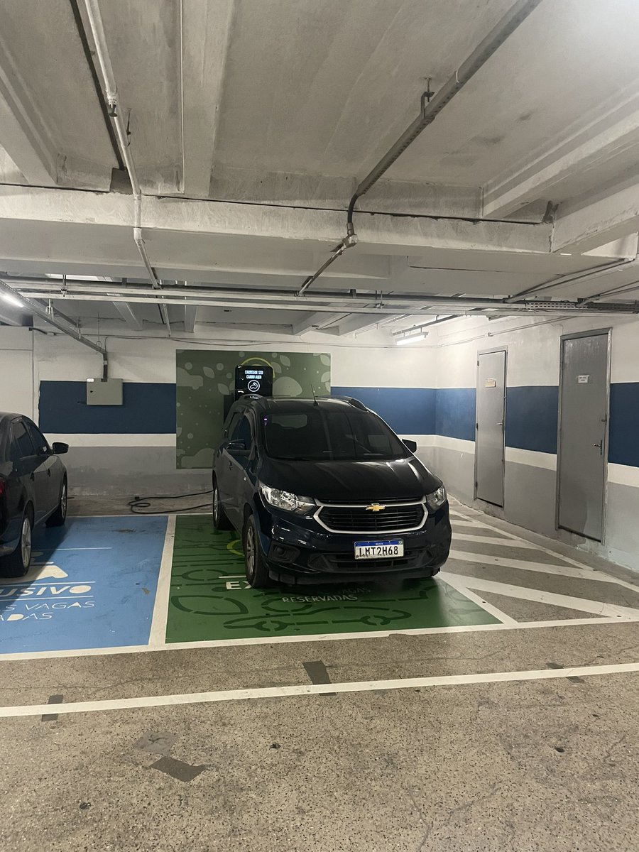 YPoncio's tweet photo. Complicado o alguns cidadãos Carioca, o Shopping faz uma vaga para carregamento de carro elétrico visando visando incentivar a expansão de sua utilização, mas alguns ñ possuem 1 pingo de consciência e ocupam a vaga por puro egoísmo. @norteshoppingrj poderia ajudar. #byd #dolphin https://t.co/SWvQpnR1MU