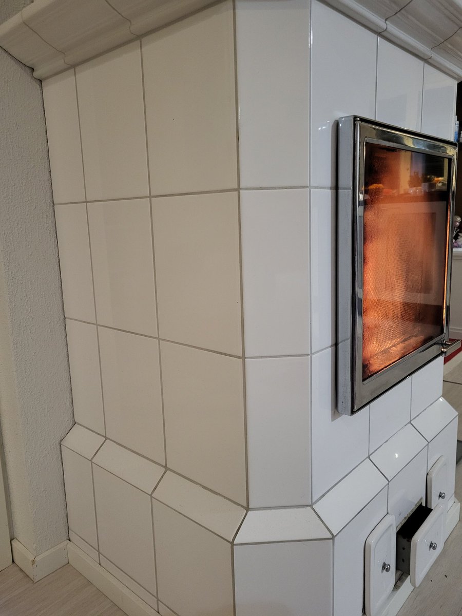 NRytsa's tweet photo. Ei makiata mahan täydeltä eikä lämpöä liikaa🌲🪵🔥🔥
#Takka
#Tulisija
#Hormi
#Pakkanen
#Puu
#Lämpö https://t.co/B1k8lnMDFE