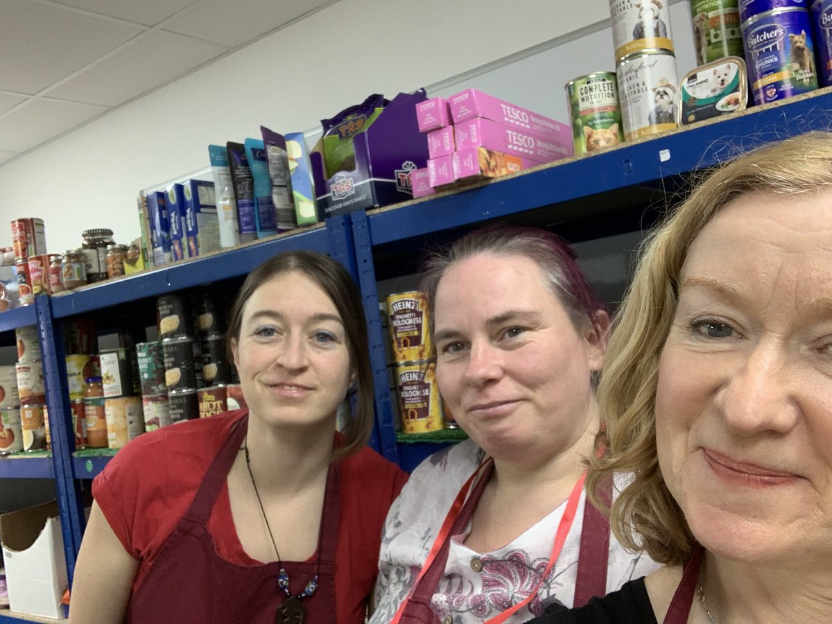 The <a href="/LivingPlatform/">Healthy Living Platform 🍎</a> team at Moorlands Pantry, #brixton today — busy as usual. Times are tough for many during this cost-of-living crisis. This is one way <a href="/LambethLabour/">Lambeth Labour</a> are helping. 🥬 🥫🍏🧅🫚