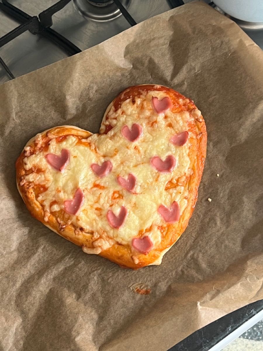 dazzlinghavens's tweet photo. Heart shaped pizza https://t.co/ayh6Ql6aU4
