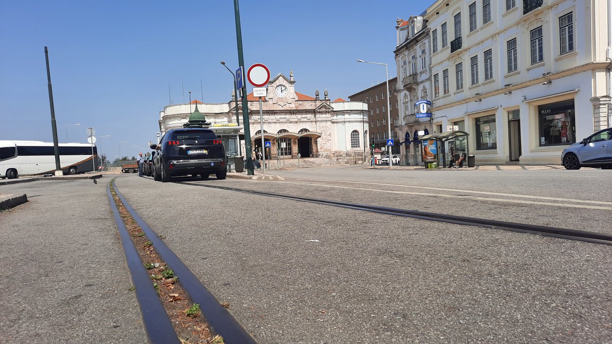 thestrecht's tweet photo. @_serjocas @trigo__tiago Da ultima vez em que estive em Coimbra, a estação Coimbra parque já estava demolida e os carris da linha da Lousã estavam reduzidos a uma coisa de para ai 15 metros no máximo, a situação atual deve ter piorado ainda mais...
(Imagem Agosto 2023) https://t.co/nIB2R2Zpuy