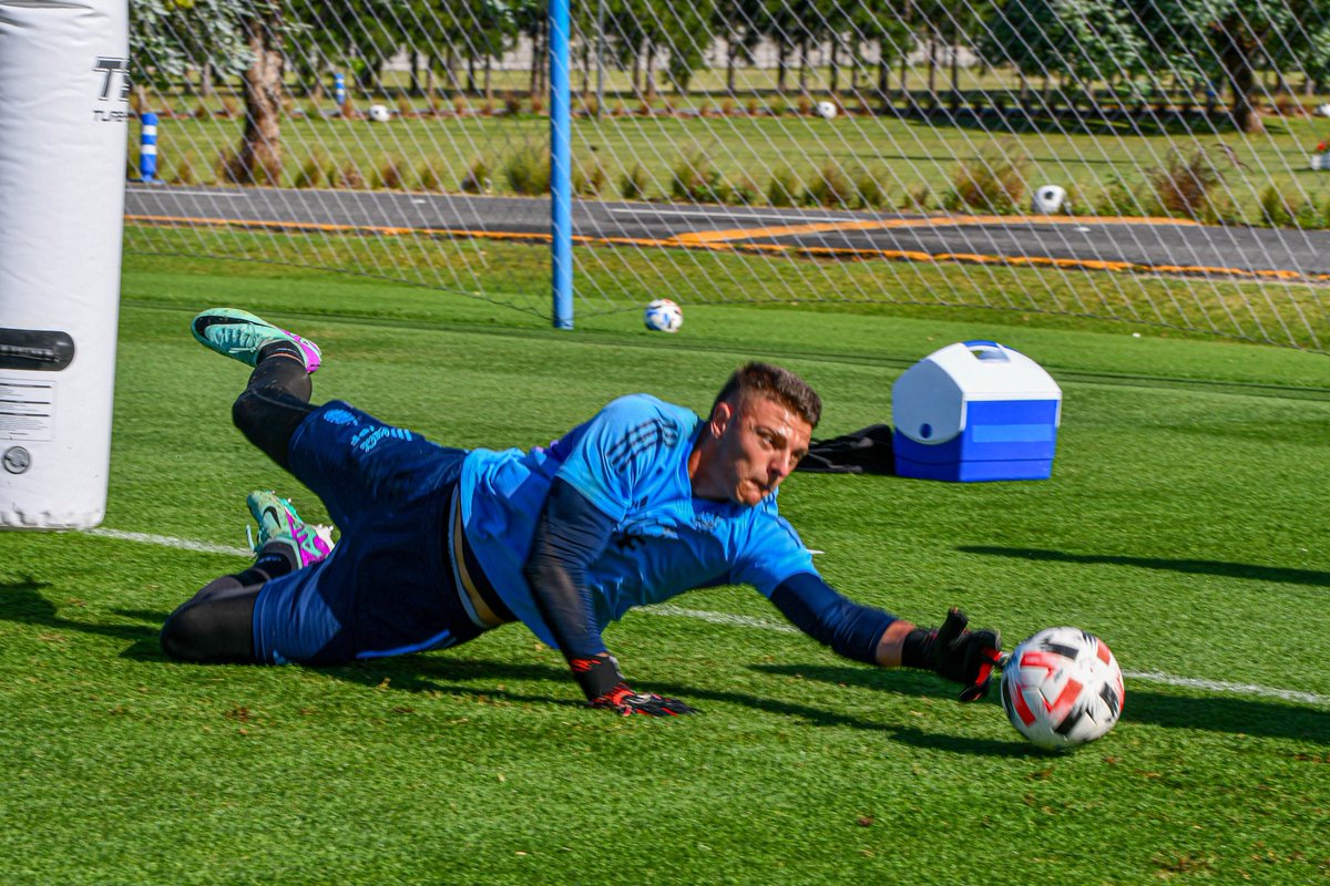 Lavozalbirroja's tweet photo. 🇦🇹🇦🇷 #PinchasDeSelección • Bajo la mirada de Mariano Andújar, el arquero de #EDLP Fabricio Iacovich, se entrenó junto a la Selección Sub23 pensando en el Preolímpico que se disputará desde el 20 de enero y hasta el 11 de febrero https://t.co/z7hQPgdxnz