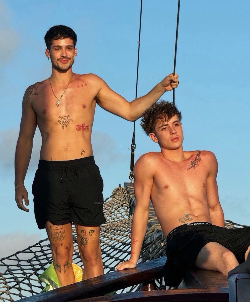 poponze's tweet photo. João Guilherme e Juliano Floss juntinhos em Fernando de Noronha. 💖🌊 https://t.co/sD1VH7e5hR