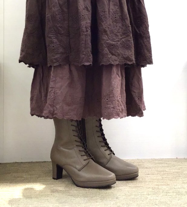 airystep's tweet photo. ミドル丈のレースアップブーツ👢ストーム入りなのでヒールの高さも気にならない履き心地です✨

brand【Yukiko  Kimijima】
No.  122-7769
color ブラック・オークグレー

#骨格ウェーブ の方にオススメです

#Airystep #エアリーステップ
#イエベ春 #イエベ秋 #ブルベ夏 #ブルベ冬 #スタッフコーデ https://t.co/DAAZTNGvyW