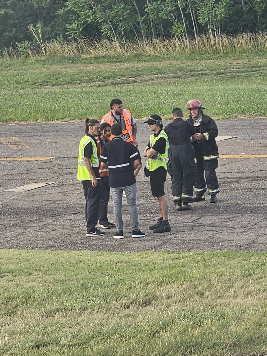 emblemex's tweet photo. #BOA con 2 horas de retraso en Ezeiza, a la hora de partir se reportó fuga de gasolina. El avión con matrícula CP-3215 retorna a la terminal https://t.co/h4kfHl1h8j