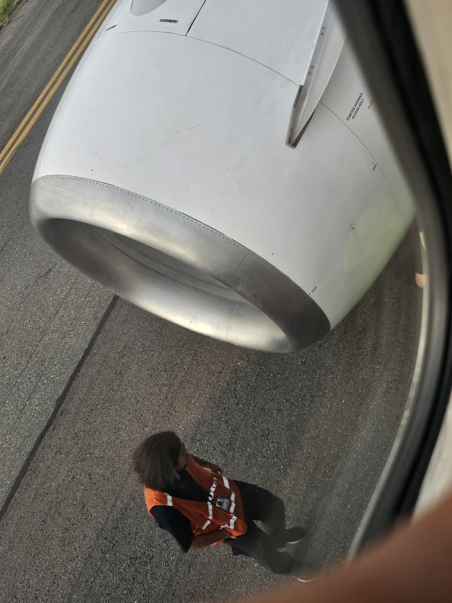 emblemex's tweet photo. #BOA con 2 horas de retraso en Ezeiza, a la hora de partir se reportó fuga de gasolina. El avión con matrícula CP-3215 retorna a la terminal https://t.co/h4kfHl1h8j