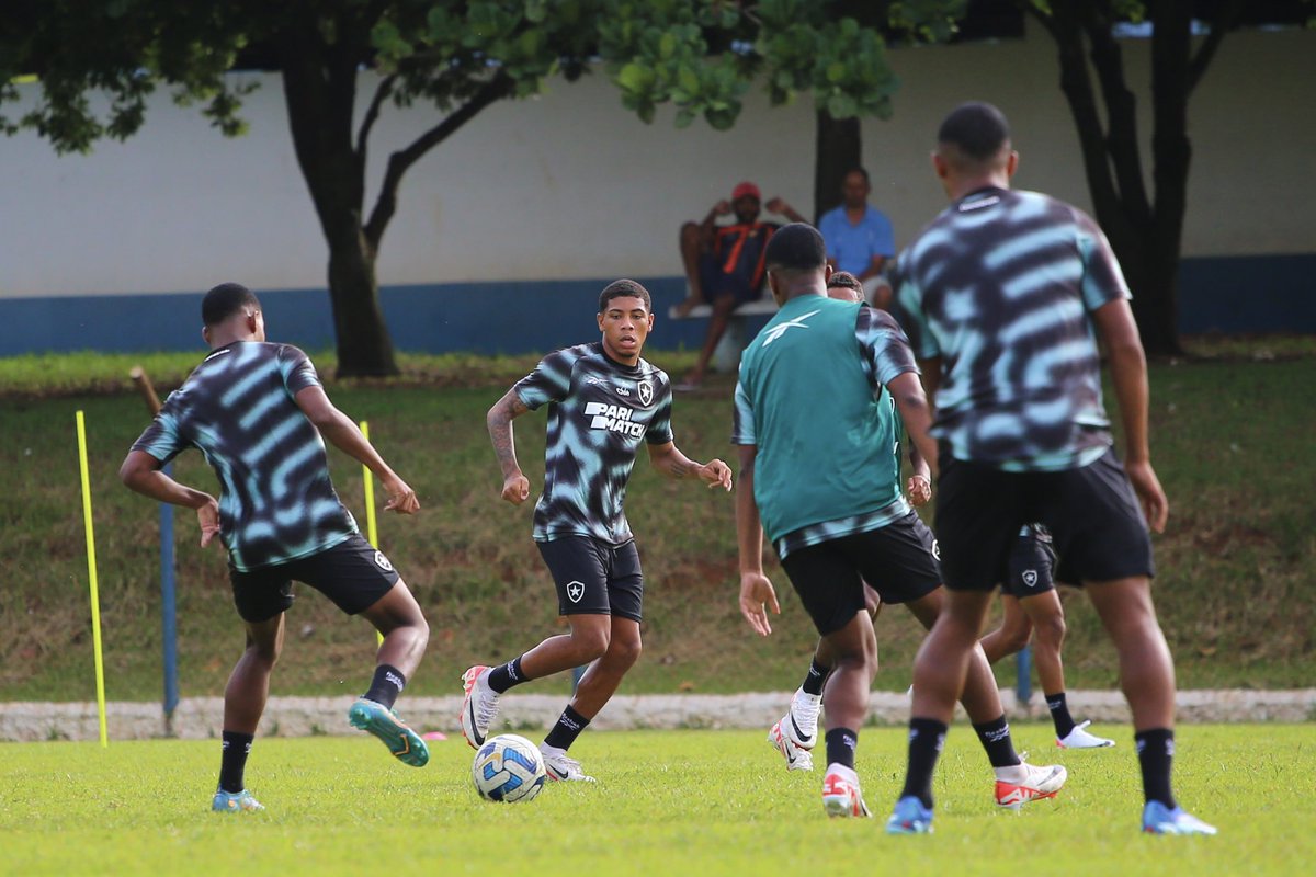 Botafogo's tweet photo. Últimos ajustes ☑️
Os crias do Fogão realizaram o último treinamento antes do duelo diante do Rio Claro-SP pela 2ª rodada da Copinha, nesta sexta-feira (5), às 21h30, no Estádio Lancha Filho. 🔥 #BFRBaseForte #FogoNaCopinha24
📸 Henrique Lima / BFR https://t.co/qdtX7HqZqj