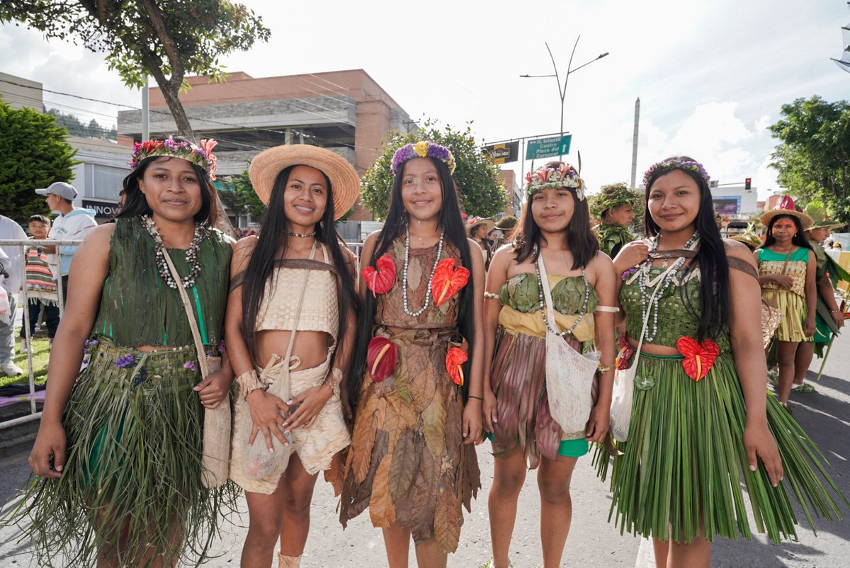 Las niñas, niños y adolescentes de la comunidad Inkal Awá (“Gente de la selva”, en awapit) inauguraron el desfile “Canto a la Tierra” en el Carnaval de Negros y Blancos en Pasto, Nariño, como reconocimiento a sus saberes ancestrales y para que sus voces sean escuchadas.