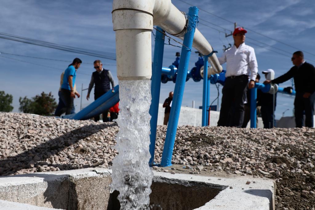 EF_Galindo's tweet photo. 💧¡Hoy es un gran día para #SanLuisCapital!

Entregamos a la ciudad el pozo ubicado en la carretera 57, con el que abasteceremos a más de siete mil 500 personas de las colonias Valle Dorado, Esmeralda, Talleres y San Patricio. Se trata de uno de los 10 pozos que nos propusimos conectar a la red para mitigar la crisis del agua.

¡Cumplimos el compromiso que hicimos con la ciudadanía durante un #DomingoDePilas!